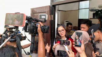Nikita Mirzani Tolak Digiring ke Rutan, Ancam Sebar Rekaman 'Panas' Reza Gladys