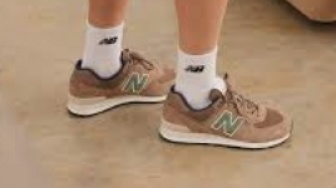 5 Sepatu New Balance Paling Nyaman untuk Jalan Pagi, Kaki Auto Bahagia!