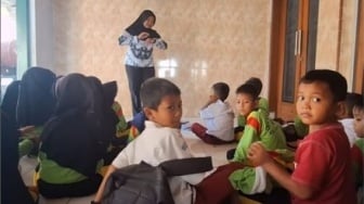 Miris! Siswa SD Negeri di Brebes Terpaksa Belajar di Teras Masjid