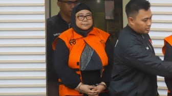 Dua tersangka kasus korupsi LNG di PT Pertamina Persero, Yenni Andayani ditampilkan saat konferensi pers penahanan di gedung Merah Putih KPK, Jakarta, Kamis (31/7/2025). [Suara.com/Alfian Winanto]