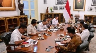 Seskab Teddy Bocorkan Isi Rapat Prabowo dengan Kapolri-Jaksa Agung hingga Tengah Malam