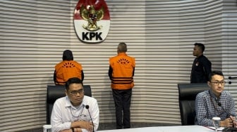 Jadi Tersangka Kasus Pengadaan LNG, 2 Eks Bos Pertamina Resmi Pakai Rompi Oranye KPK