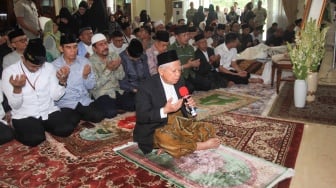 Wakil Presiden ke-13 Ma'ruf Amin (depan), Menteri Agama Nasaruddin Umar (keempat kiri), dan sejumlah pelayat lainnya berdoa di samping jenazah mantan Menteri Agama Suryadharma Ali di kawasan Cipinang Cempedak, Jakarta, Kamis (31/7/2025). [ANTARA FOTO/Reno Esnir/app/sgd]