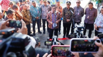 Gubernur DKI Jakarta, Pramono Anung usai mengikuti kegiatan susur sungai di Jakarta, Kamis (31/7/2025). [Suara.com/Alfian Winanto]