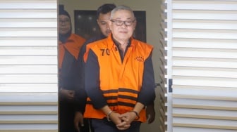 Dua tersangka kasus korupsi LNG di PT Pertamina Persero, Hari Karyuliarto ditampilkan saat konferensi pers penahanan di gedung Merah Putih KPK, Jakarta, Kamis (31/7/2025). [Suara.com/Alfian Winanto]