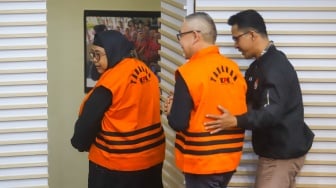 Dua tersangka kasus korupsi LNG di PT Pertamina Persero, Yenni Andayani (kanan) dan Hari Karyuliarto (kiri) ditampilkan saat konferensi pers penahanan di gedung Merah Putih KPK, Jakarta, Kamis (31/7/2025). [Suara.com/Alfian Winanto]