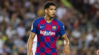 Hansi Flick Bungkam Rumor Transfer Ronald Araujo, Sebut Tak Ada Tanda Ingin Pergi