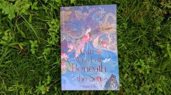 Menyelami Dunia Fantasi dalam Novel The Girl Who Fell Beneath the Sea