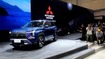 Adu Spek Mitsubishi Destinator vs Toyota Kijang Innova Zenix