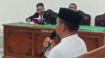 Ambo Ala Terdakwa Uang Palsu Nangis Dituntut 6 Tahun Penjara