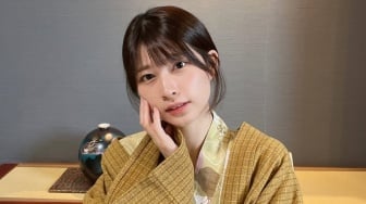 Tak Hanya Jas Kantor, 5 Gaya Kimono Saori Araki Ini Bikin Netizen Makin Jatuh Hati