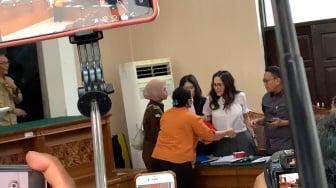 "JANGAN SENTUH SAYA!" Nikita Mirzani Ngamuk di Ruang Sidang, Tolak Kenakan Rompi Tahanan