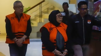 Dua tersangka kasus korupsi LNG di PT Pertamina Persero, Yenni Andayani (kanan) dan Hari Karyuliarto (kiri) usai menjalani pemeriksaan di gedung Merah Putih KPK, Jakarta, Kamis (31/7/2025). [Suara.com/Alfian Winanto]
