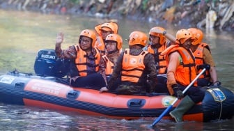 Gubernur DKI Jakarta, Pramono Anung menaiki perahu saat kegiatan susur sungai di Jakarta, Kamis (31/7/2025). [Suara.com/Alfian Winanto]