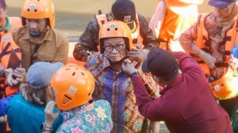 Gubernur DKI Jakarta, Pramono Anung saat kegiatan susur sungai di Jakarta, Kamis (31/7/2025). [Suara.com/Alfian Winanto]