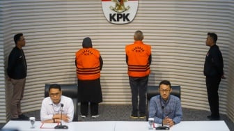 Dua tersangka kasus korupsi LNG di PT Pertamina Persero, Yenni Andayani (kanan) dan Hari Karyuliarto (kiri) ditampilkan saat konferensi pers penahanan di gedung Merah Putih KPK, Jakarta, Kamis (31/7/2025). [Suara.com/Alfian Winanto]