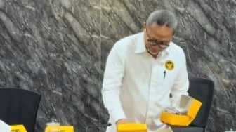 Tercecer di Meja, Viral Menko Pangan Zulhas Punguti Makanan Sisa Rapat: Masih Utuh