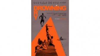 Review Film Drowning Dry: Tentang Menyelami Luka dan Mengulang Ingatan