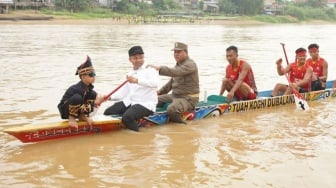 Dikha Aura Farming Ketemu Gubri Lagi, Kali Ini Langsung Mendayung Pacu Jalur