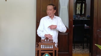 Terungkap! Bukan Calo Tiket Bus, Ini Pekerjaan Mulyono yang Bikin Hebih Reuni UGM