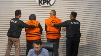 Dua tersangka kasus korupsi LNG di PT Pertamina Persero, Yenni Andayani (kanan) dan Hari Karyuliarto (kiri) ditampilkan saat konferensi pers penahanan di gedung Merah Putih KPK, Jakarta, Kamis (31/7/2025). [Suara.com/Alfian Winanto]