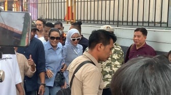 Mau Nonton Nikita Mirzani Jadi Terdakwa, Outfit Reza Gladys dan Fitri Salhuteru Kompak