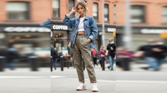 5 Inspirasi Outfit dengan Sepatu New Balance 550 agar Tampil Stylish dan Kekinian