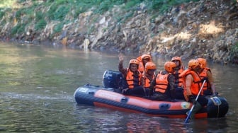 Potret Pramono Anung Susur Sungai Jakarta Naik Perahu