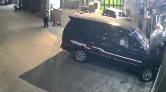 Ya Ampun! Lagi Asyik Duduk, Warga Ini Tiba-tiba Diterjang Mobil, Kondisinya Mengenaskan