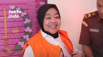 Pakai Rompi Tahanan, Kades di Sukabumi Ini Malah Cengengesan Usai Tilep Dana Desa dan Jual Posyandu