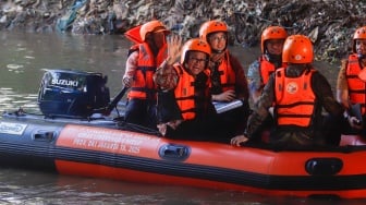 Gubernur DKI Jakarta, Pramono Anung menaiki perahu saat kegiatan susur sungai di Jakarta, Kamis (31/7/2025). [Suara.com/Alfian Winanto]