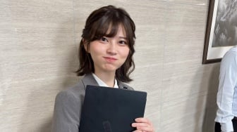 Bukan Pegawai Biasa, Kisah Saori Araki Mantan Idol yang Disangka Karyawan dan Jadi Meme Global