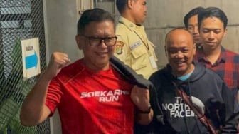 Breaking News: Hasto Resmi Bebas, Kepalkan Tangan dan Pose Sambil Pamer Kaos Bertuliskan Soekarno