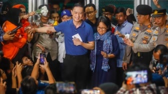 Terdakwa kasus dugaan korupsi impor gula Thomas Trikasih Lembong atau Tom Lembong ditemani sang istri Ciska Wihardja menyapa awak media dan pendukungnya saat meninggalkan Lembaga Permasyarakatan (LP) Cipinang, Jakarta, Jumat (1/8/2025). [Suara.com/Alfian Winanto]
