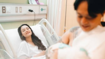 Ditemani DJ Bravy, Erika Carlina Melahirkan Anak dari Hubungannya dengan DJ Panda