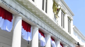 Pekerja mengecat ulang dinding dan pilar Istana Negara di Kompleks Istana Kepresidenan, Jakarta, Jumat (1/8/2025). [ANTARA FOTO/Muhammad Adimaja/nym]