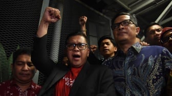 Terdakwa kasus dugaan suap Pergantian Antarwaktu (PAW) untuk anggota DPR Harun Masiku dan perintangan penyidikan, Hasto Kristiyanto meninggalkan Rutan Kelas I Jakarta Timur Cabang Rutan KPK, Jakarta, Jumat (1/8/2025). [ANTARA FOTO/Indrianto Eko Suwarso/bar]