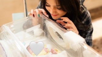 6 Potret Fuji Utami Dampingi Erika Carlina Melahirkan, Bahagia Dapat Keponakan Baru