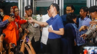Terdakwa kasus dugaan korupsi impor gula Thomas Trikasih Lembong atau Tom Lembong menyapa awak media dan pendukungnya saat meninggalkan Lembaga Permasyarakatan (LP) Cipinang, Jakarta, Jumat (1/8/2025). [Suara.com/Alfian Winanto]