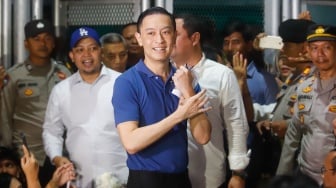 Tom Lembong Bebas! Gestur & Simbol Kuat Ini Jadi Sorotan Setelah Dapat Abolisi Prabowo