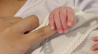 Bayi Erika Carlina Diberi Nama Andrew Raxy Neil, Langsung Digendong DJ Bravy
