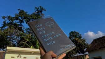 Jika Kita Tak Pernah Baik-Baik Saja: Buku Pengingat Sedih Itu Manusiawi
