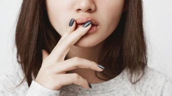 Kedutan Bibir Kanan Atas, Pertanda Apa? Ini Arti Menurut Medis, Primbon, dan Islam