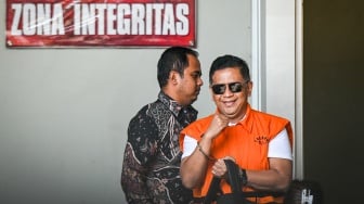 Senyum dan Kepal Tinju Hasto Kristiyanto Setelah Dapat Amnesti