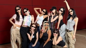 Superstars oleh Saweetie x TWICE: Tampil Kece dan Nikmati Hidup Bak Bintang