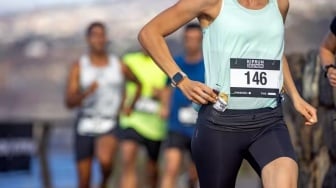 6 Tipe Running Belt Terbaik yang Ringan, Anti Air, dan Nempel di Pinggang