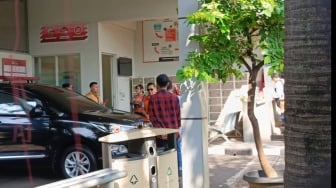 Kenakan Kaca Hitam Hasto Keluar dari Rutan KPK, Sudah Bebas?