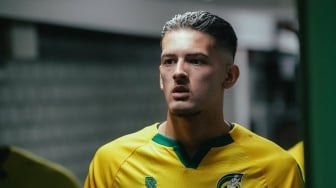 Debut Justin Hubner: Main 3 Menit Makan 1 Korban dan 3 Gol