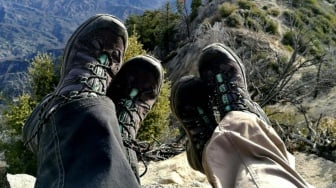 5 Rekomendasi Sepatu Gunung Pria: Tahan Lama dan Kuat Taklukkan Jalan Terjal