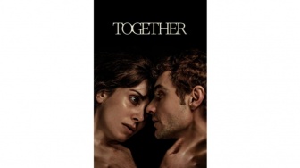 Review Film Together: Ngerinya Body Horror yang Melekat hingga ke Tulang